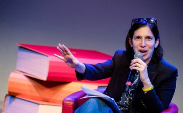 Elly Schlein allo sbando: il Pd si affida ai comici, tutti i nomi