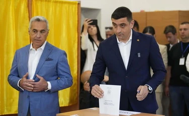 Romania, Georgescu al seggio con Simion: bordata alla Ue