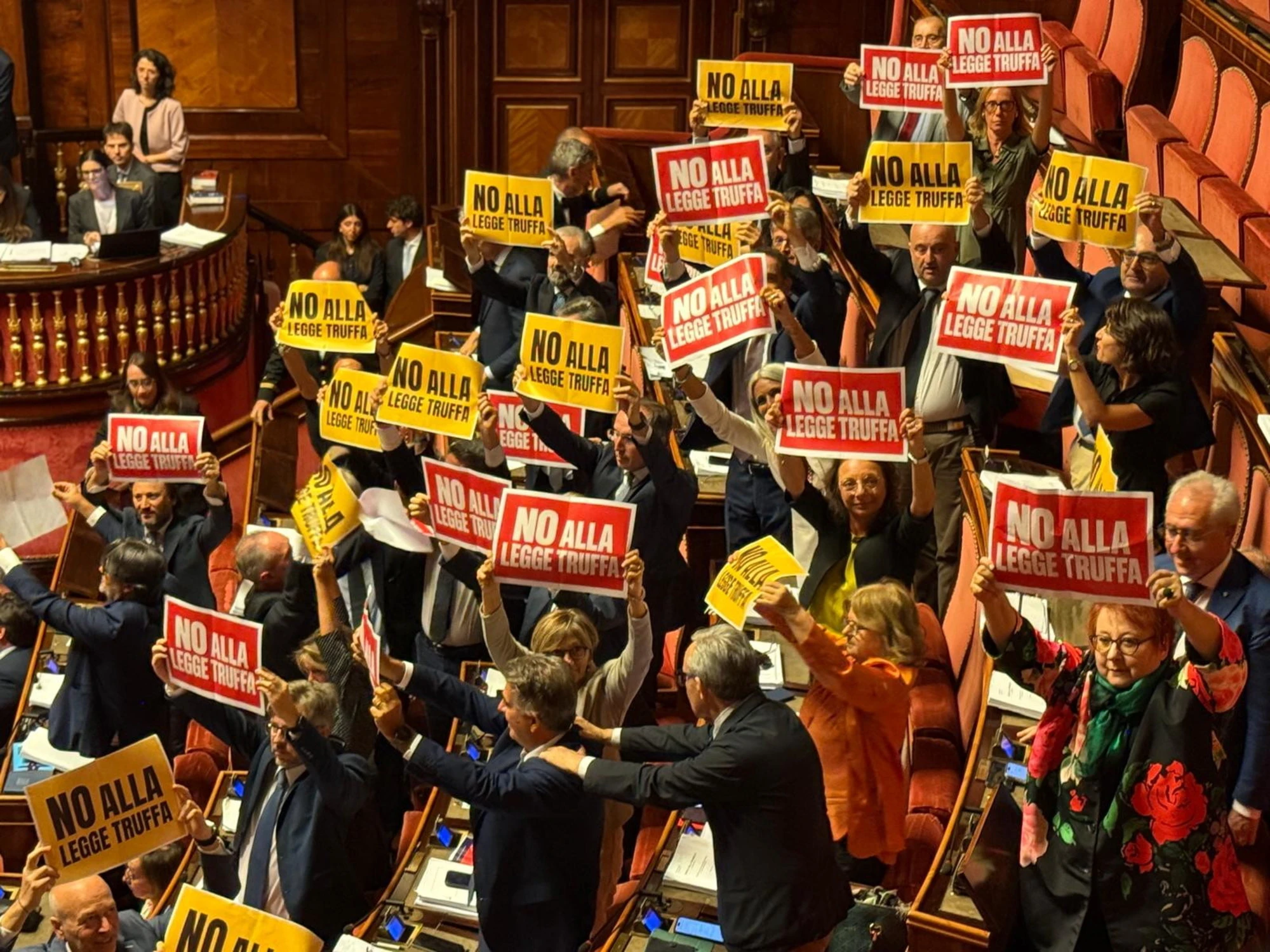Legge elettorale, ok al Senato. Pagliacciata-sinistra in Aula: cosa hanno esposto