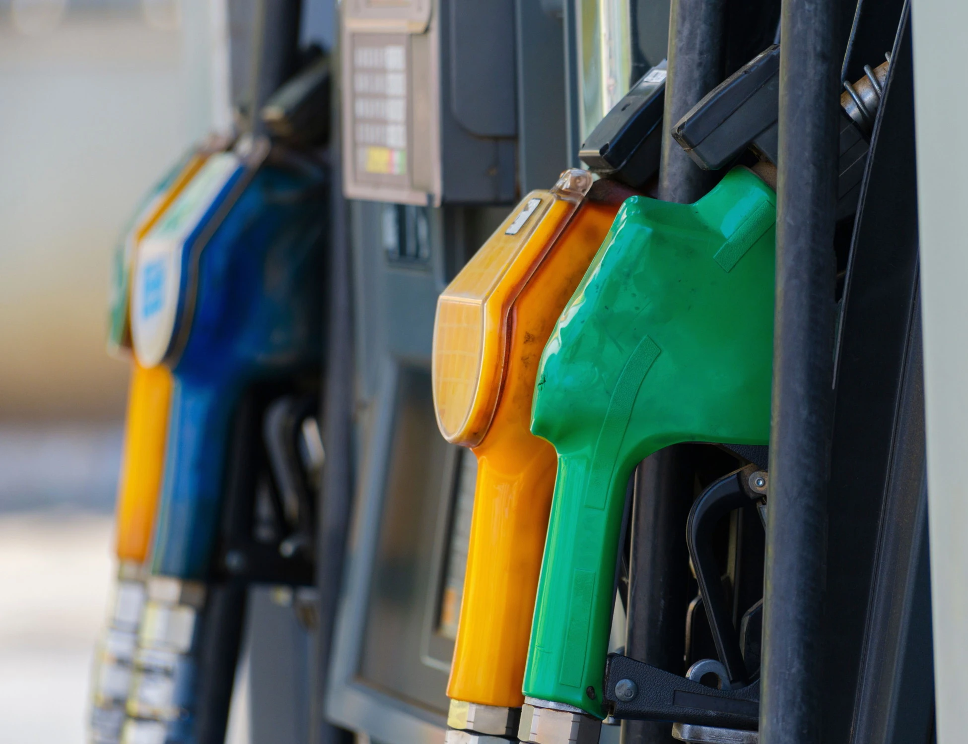 Benzina e diesel, dal 2009 l'Unione europea ha chiuso 35 raffinerie: quanto ci è costato il delirio verde