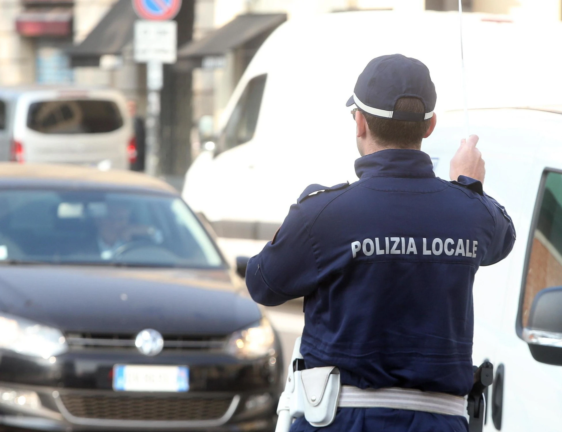 Bologna, tunisino semina il panico: fugge all'alt e pesta due poliziotti