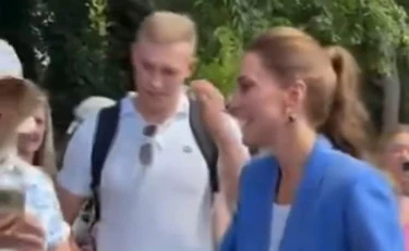 Kate Middleton, cosa spunta sotto la giacca: complottisti scatenati