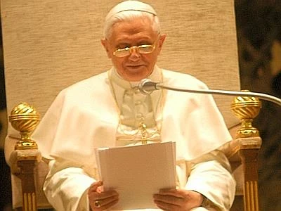 P. Lombardi: ''Il coraggio di Papa Ratzinger non è minore di quello di Wojtyla''