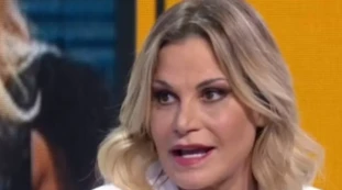Simona Ventura, scatta la polemica sugli auguri a Mina, ma lei: "Giunto il momento di guardarsi intorno con meno egoismo"