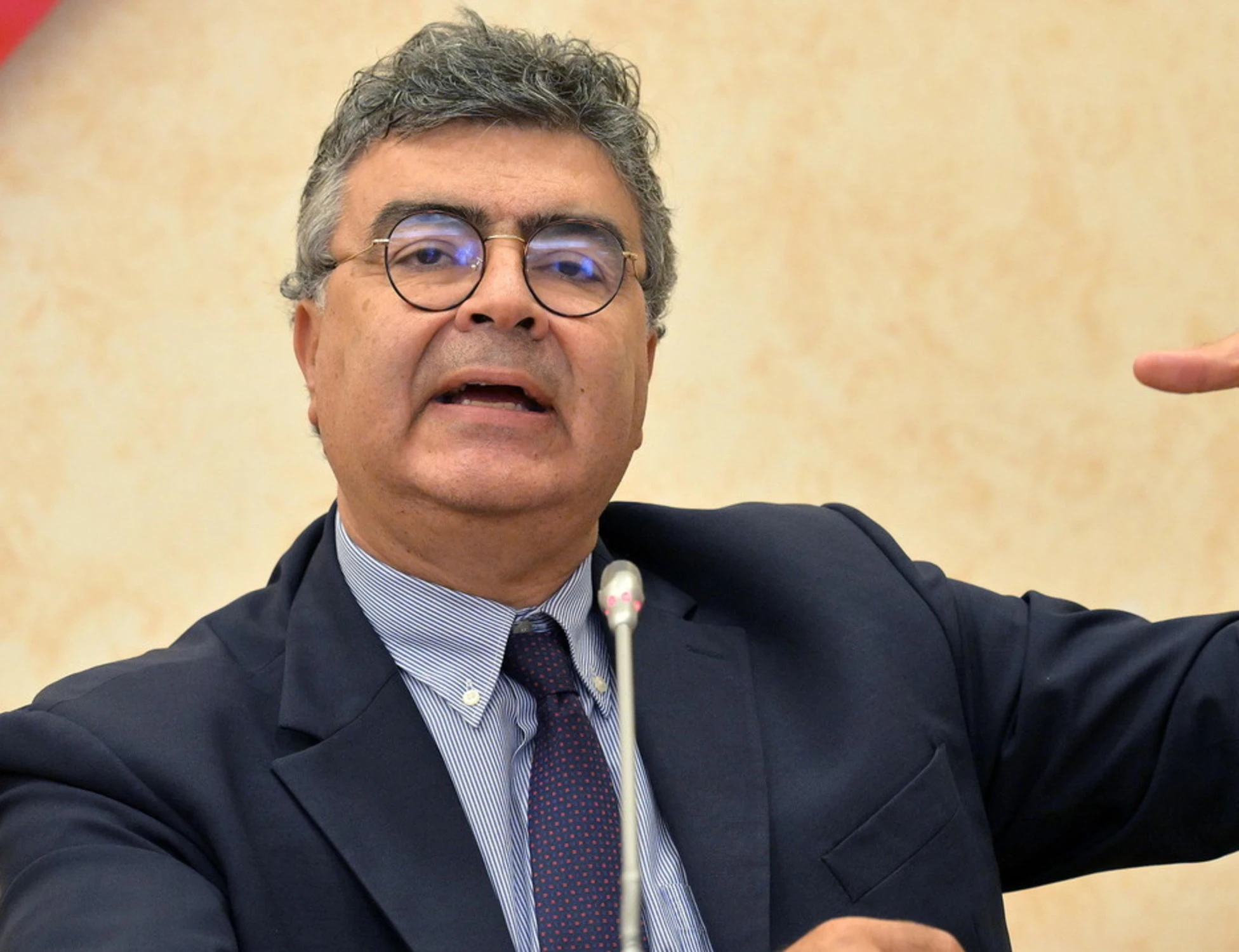 Emanuele Fiano insultato dai giovani del Pd? Schlein muta, il partito si frantuma