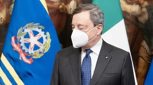 Mario Draghi blocca l'esportazione dei vaccini: "cancellato" Conte (e l'Ue gli dà ragione)