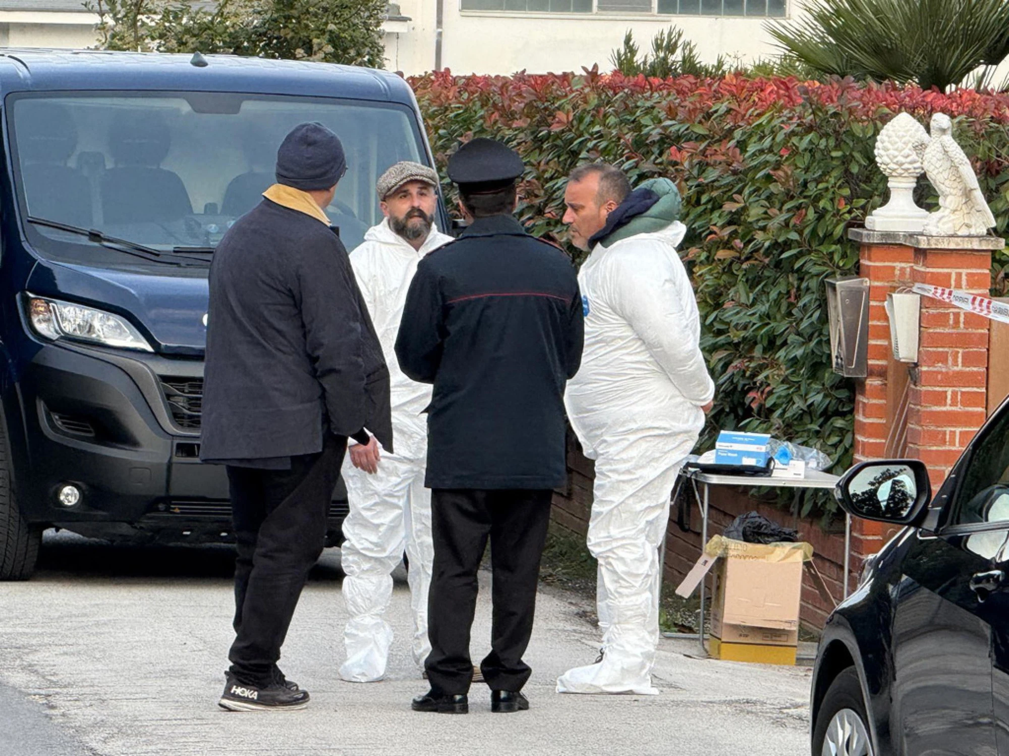 Ancona, donna pestata a morte in casa: caccia al marito