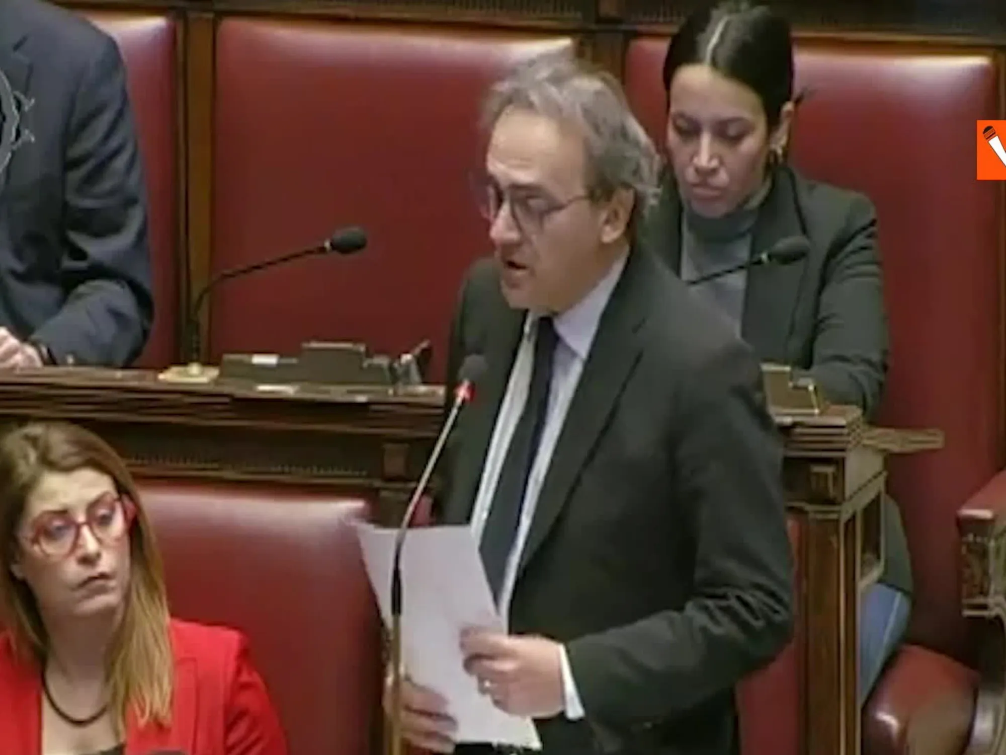 Angelo Bonelli, la denuncia in aula: "Mi hanno minacciato, via la testa col machete"