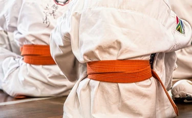 "Ti faccio vedere una mossa di Taekwondo": finisce male, licenziato