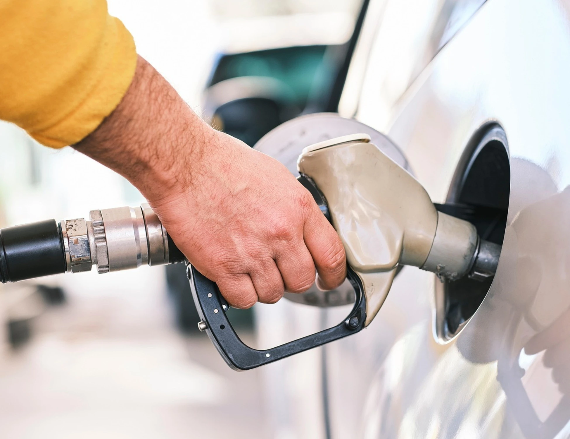 Benzina, prezzi record e truffa alla pompa: chi e come ci frega