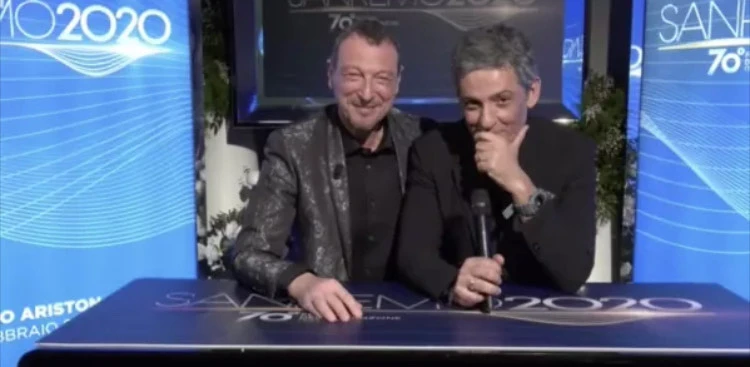 Che tempo che fa, mentre parla Amadeus crolla il cartello di Sanremo 2020: un segno premonitore?