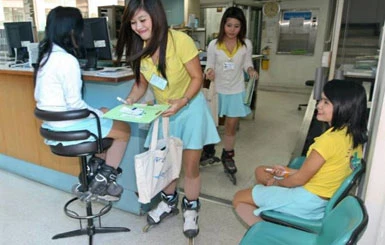 Bangkok: le infermiere lavorano sui pattini