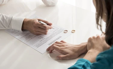 Piano casa, divorzio e padre fuori di casa: come ottenere 500 euro al mese