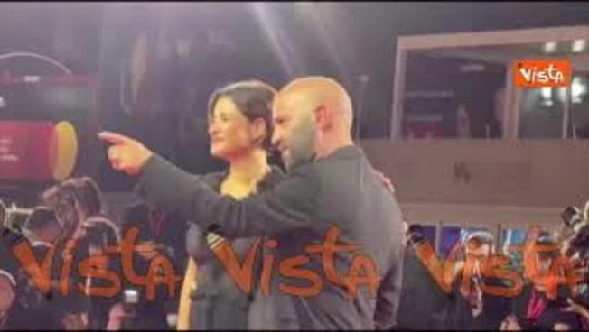 Venezia 83, Giuliano Sangiorgi con la compagna Ilaria Macchia sul red carpet