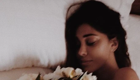 Belen Rodriguez si rotola nuda nel letto senza slip: immagini pazzesche