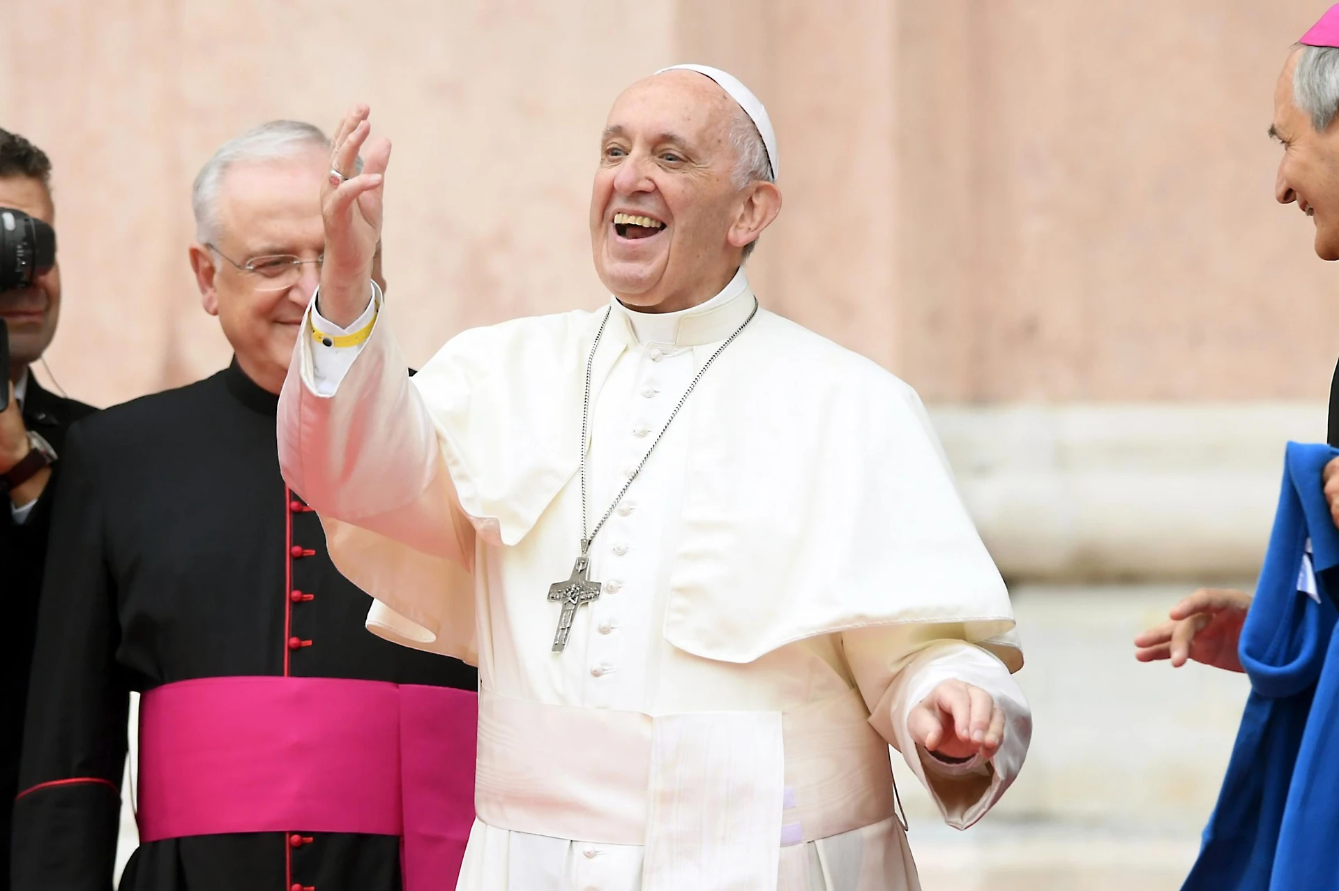 Papa Francesco: "Le donne che cercano un uomo devono pregare sant'Antonio"