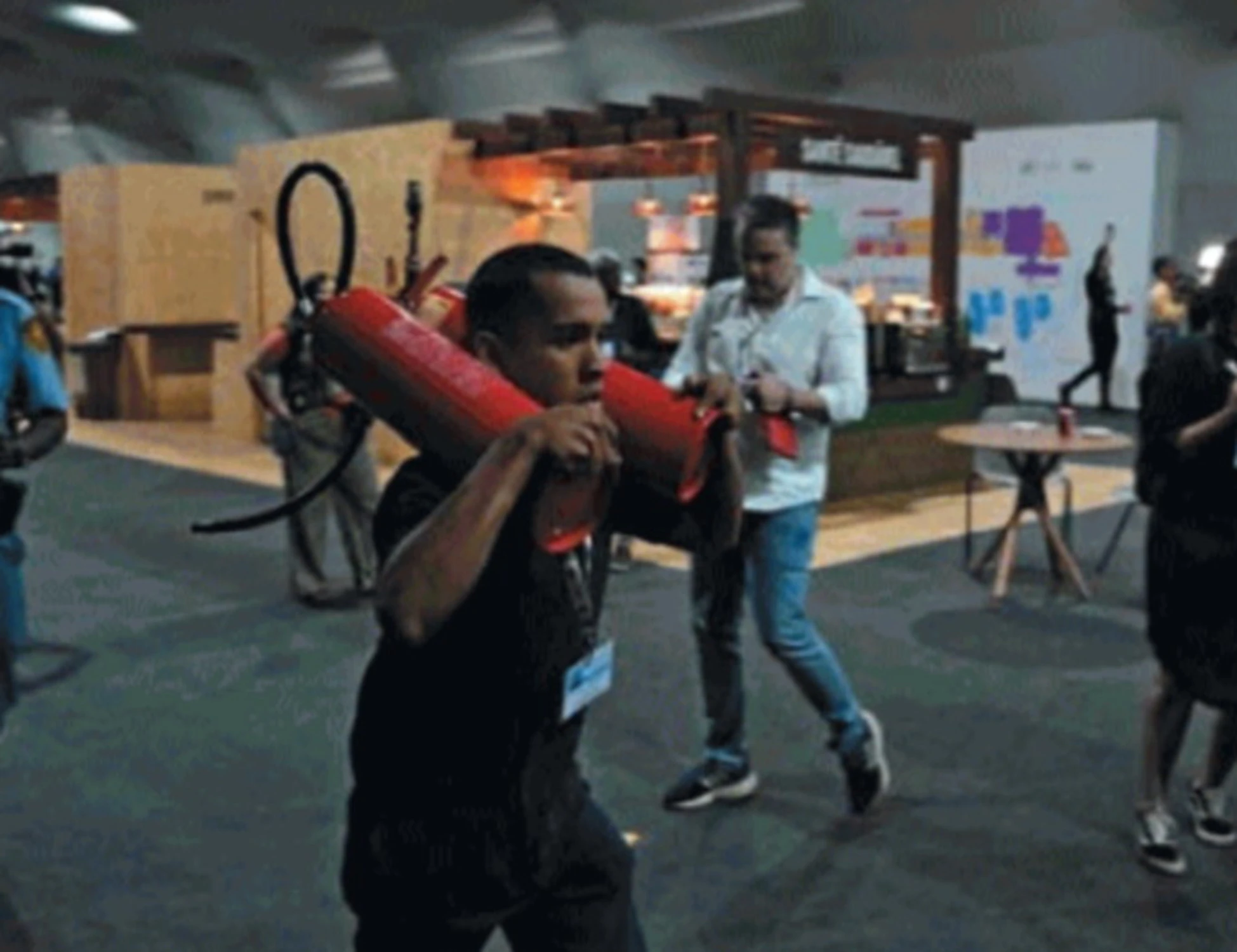 Al vertice sul clima vanno a fuoco i padiglioni