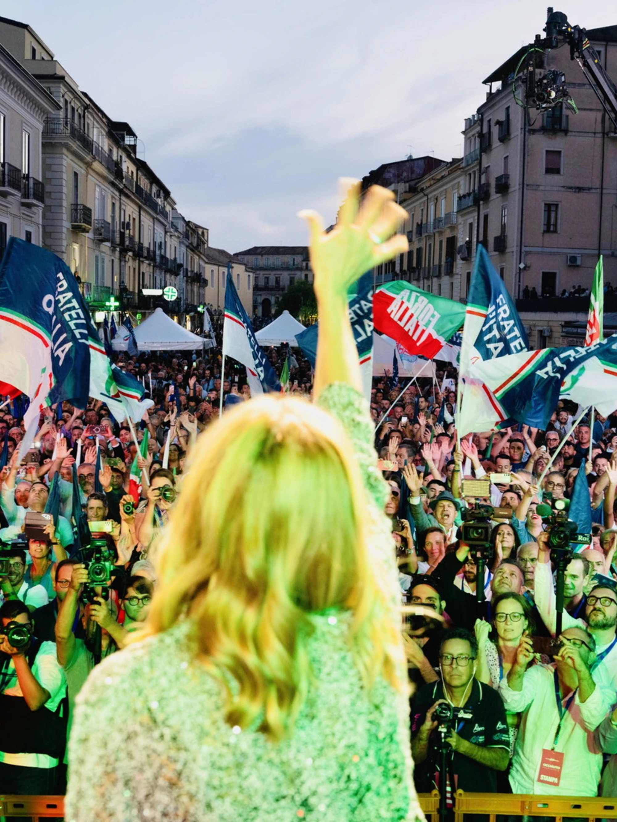 Sondaggio supermedia, FdI in orbita e altra "legnata" alla sinistra: le cifre