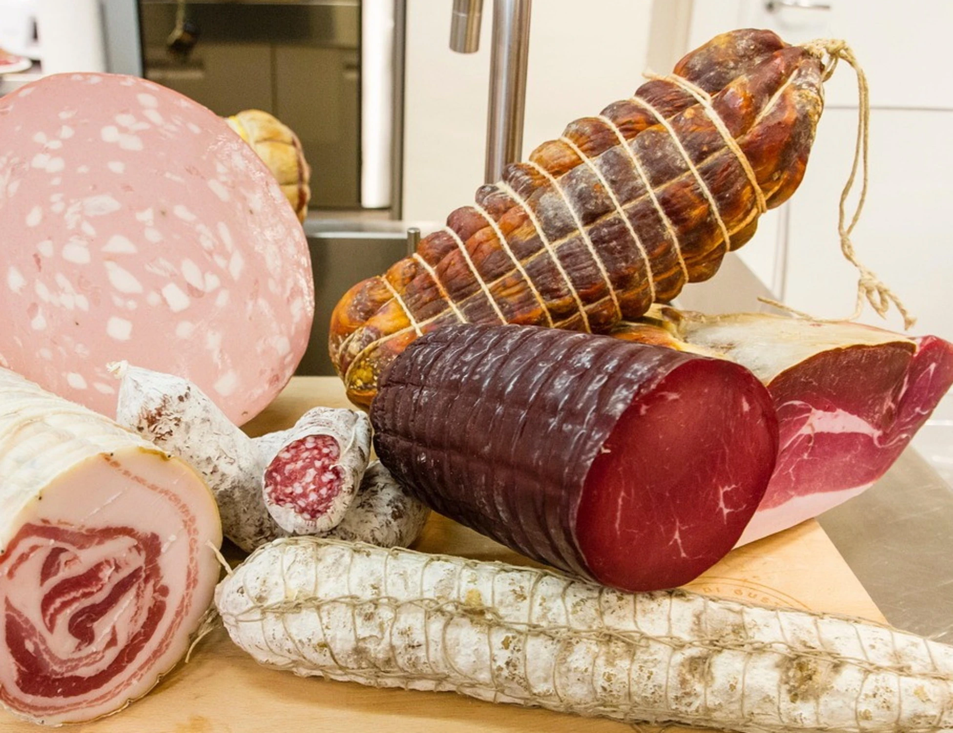 Salumi contaminati e ritirati dal mercato: i marchi sequestrati