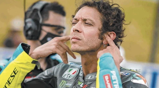 Valentino Rossi, gli arabi gli allungano la carriera? Il principe saudita si prende il suo team e lo vuole in sella