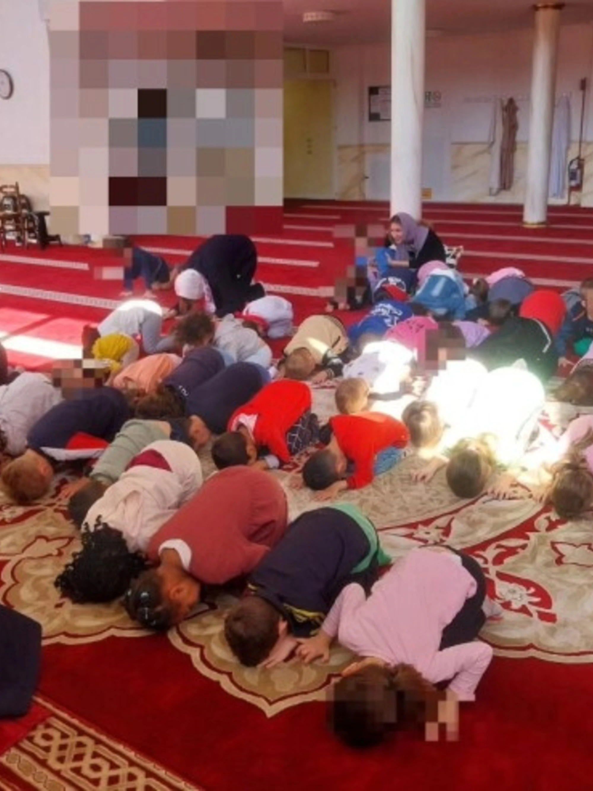 Bimbi in gita in moschea ma processiamo la destra