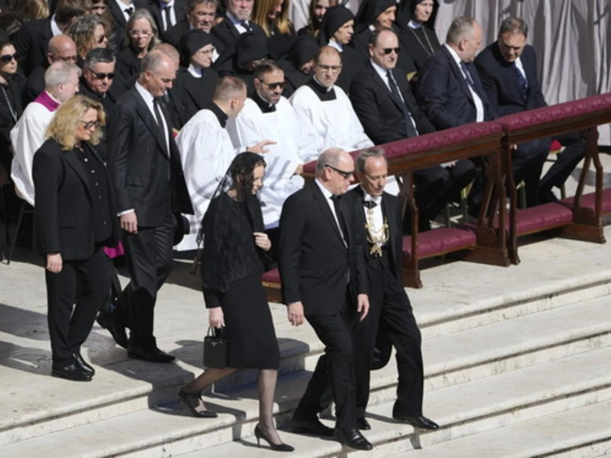Charlene di Monaco spiazza tutti a San Pietro: "Vestita da sposa?"