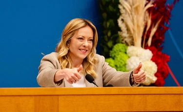 Giorgia Meloni? In fuga o "fluviale", è sempre colpevole