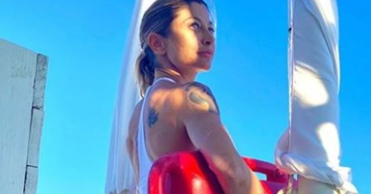 Maddalena Corvaglia versione bagnina, il costume "non basta": sfida la Canalis, Lato B da cartolina