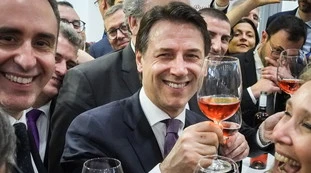 Giuseppe Conte, una foto impietosa: tracollo fisico, come l'hanno ridotto 4 giorni di risse con Rutte
