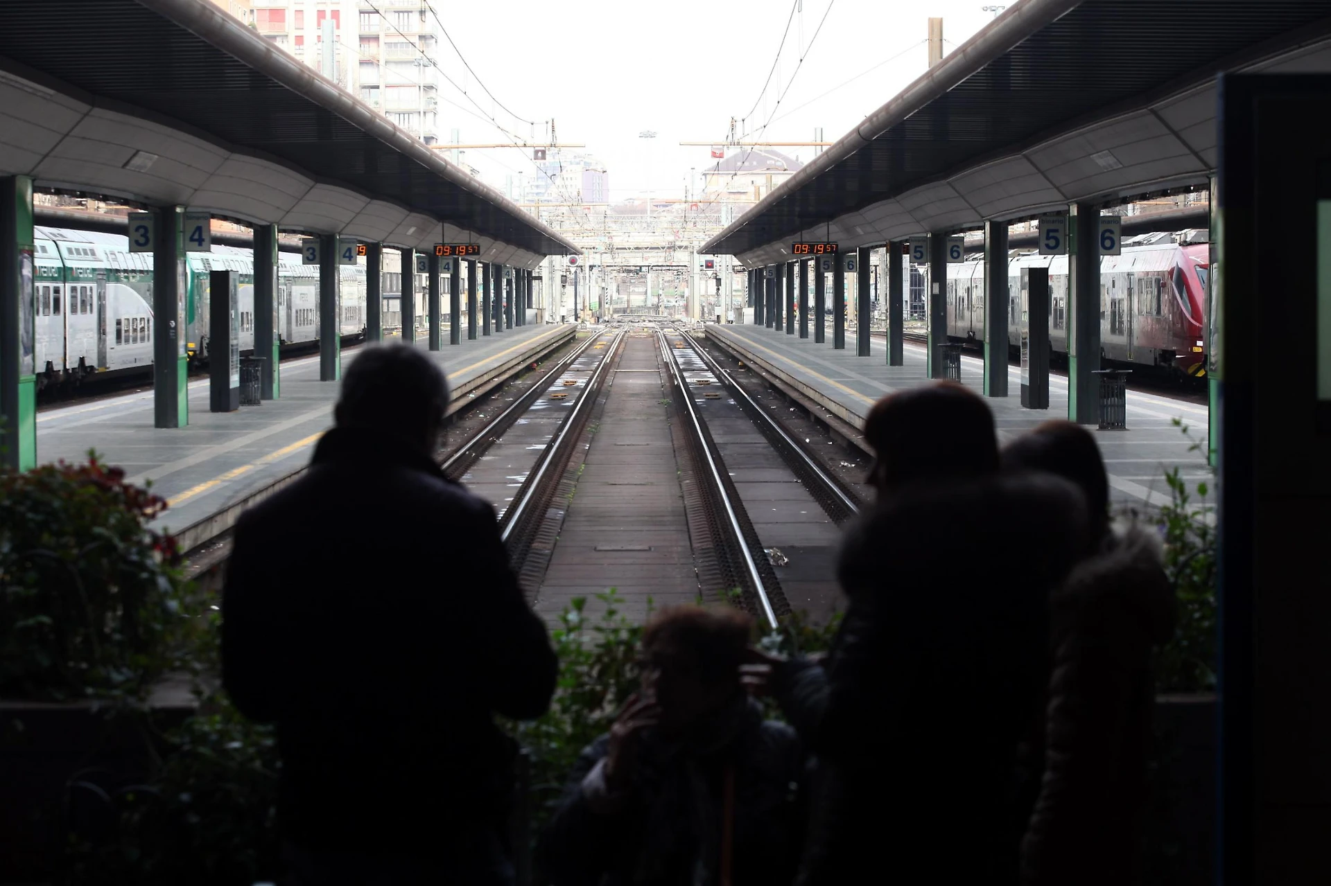 Pesaro, congolese minaccia la giovane capotreno e aggredisce tre agenti: "Sono un pugile pronto a tutto"