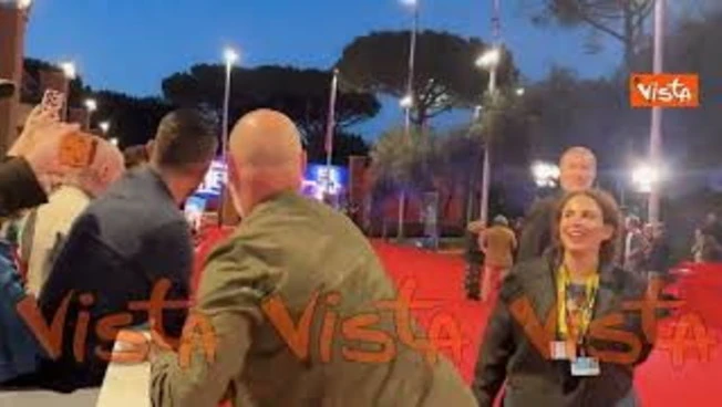 Pietro Sermonti scatta selfie con i fan sul red carpet del Festival del Cinema di Roma