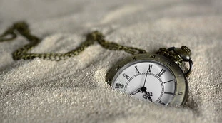 La strana teoria del &quot;tempo fantasma&quot;: &quot;Non siamo nel 2023&quot;