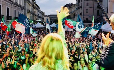 Sondaggio supermedia, FdI in orbita e altra "legnata" alla sinistra: le cifre