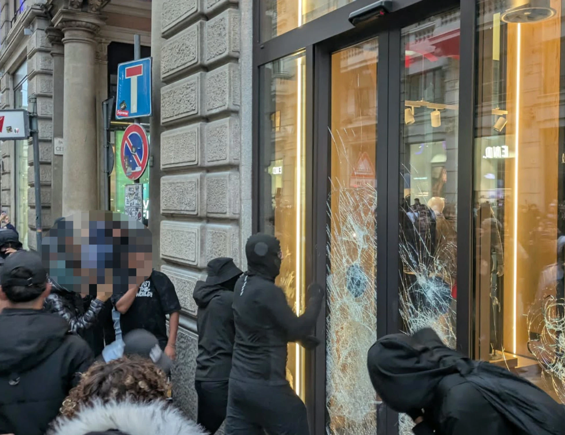 Milano, l'intervistato perde il controllo: "Maranza bastar*** e merd*** comuniste"