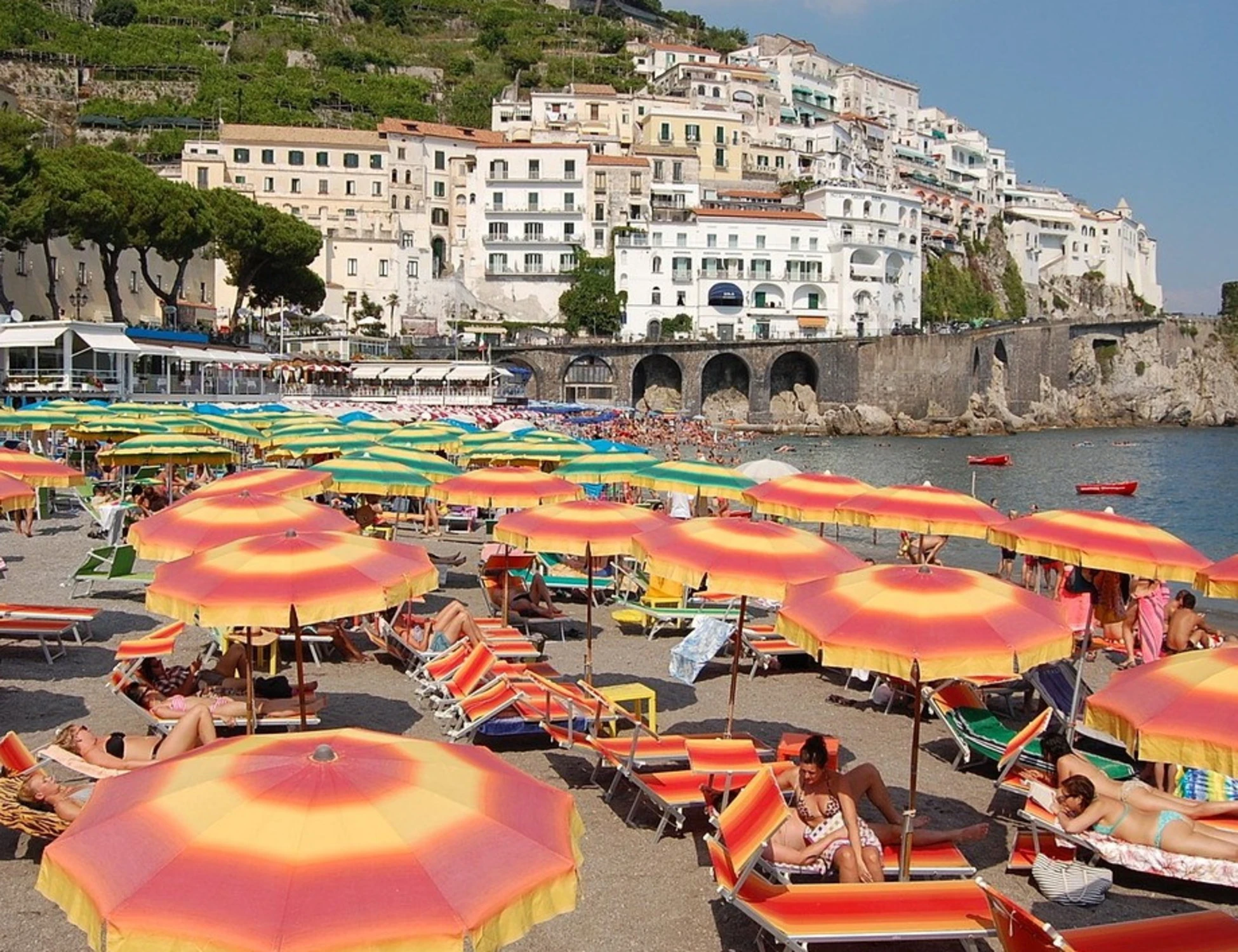 Estate, "mai nudi sulla sabbia". cosa si rischia in spiaggia al mare