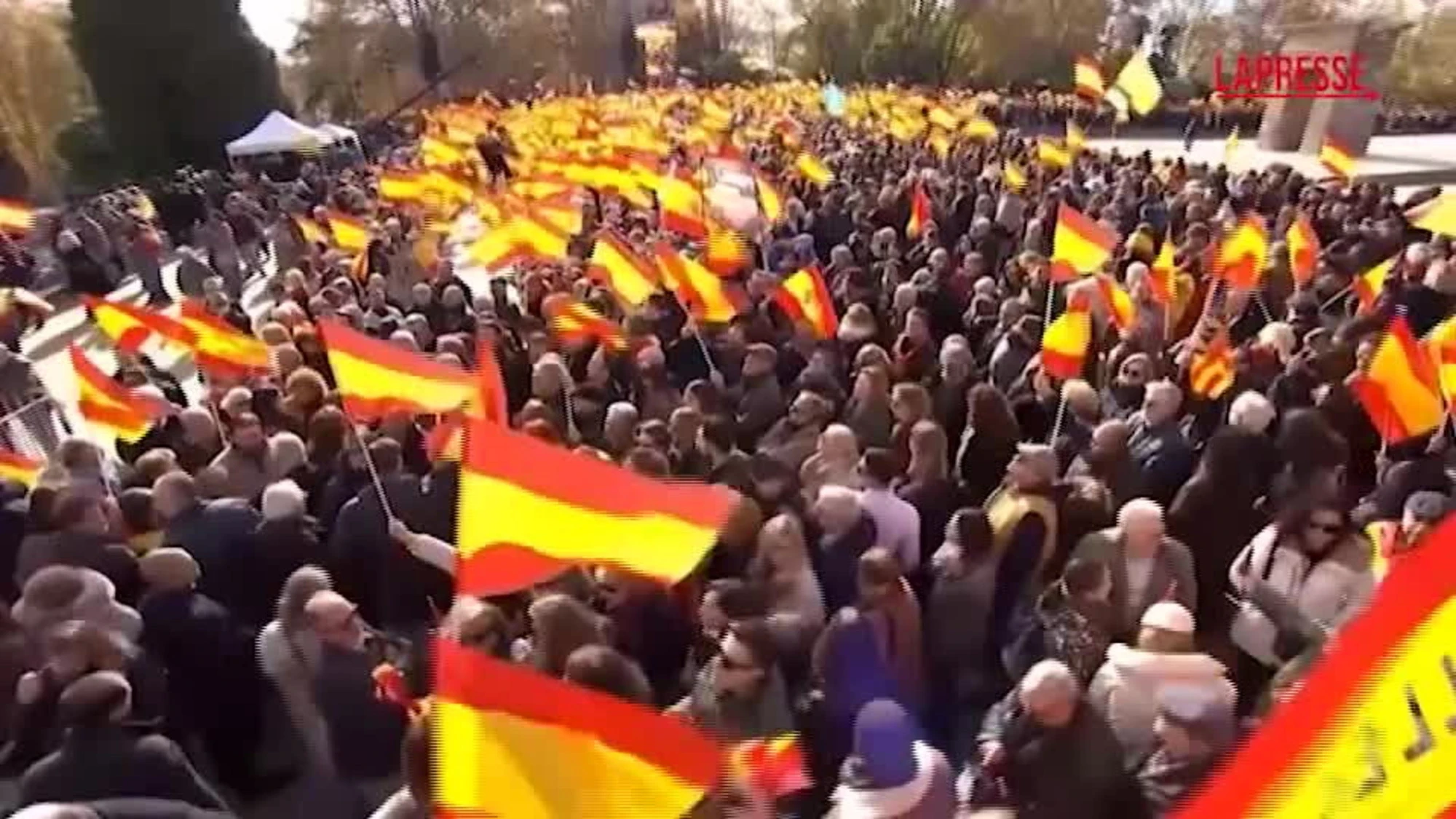 Spagna, migliaia in piazza per chiedere le dimissioni di Pedro Sanchez