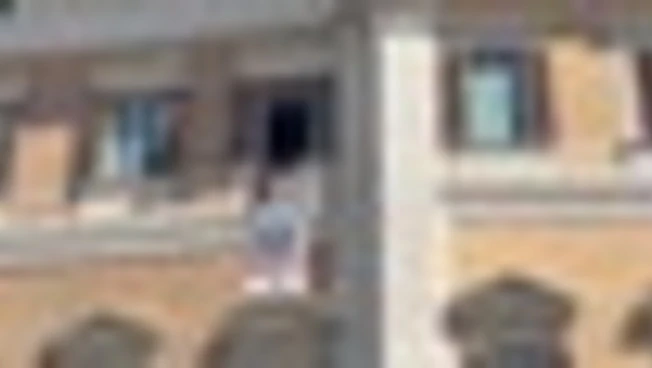 Striscione Avs sulla facciata Montecitorio: Gaza, l'ipocrisia uccide