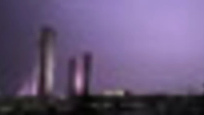 Tempesta su Doha, pioggia e fulmini sulla capitale del Qatar