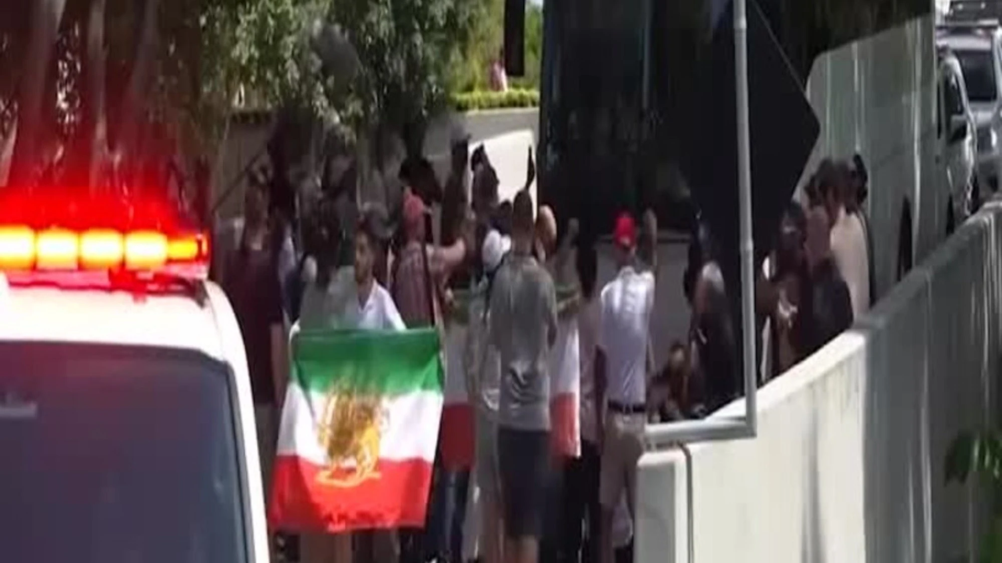 Australia, manifestanti bloccano l'autobus con la squadra di calcio femminile iraniana