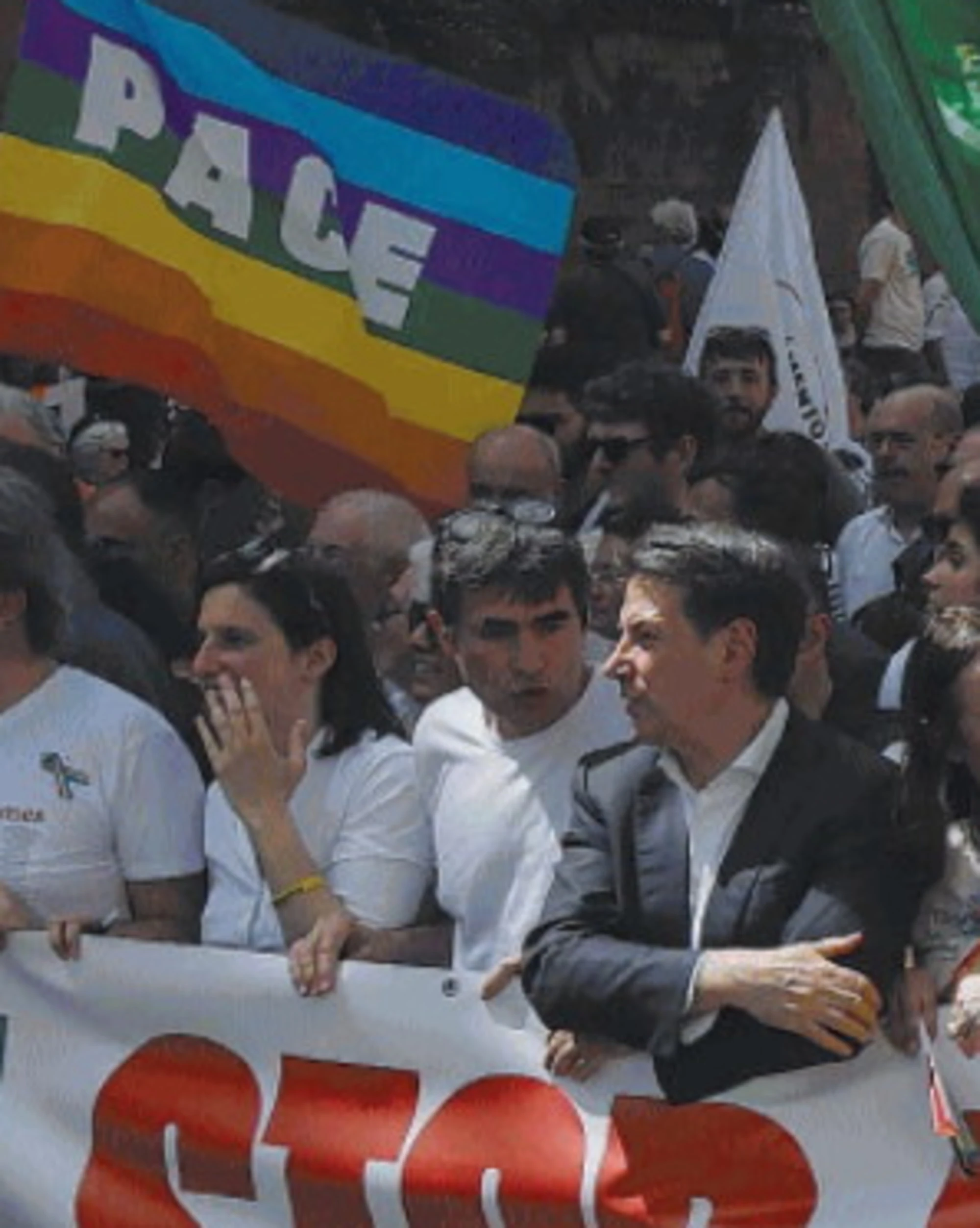 Referendum, ora la sinistra tifa per la rivolta dei migranti: "Siamo in guerra civile"