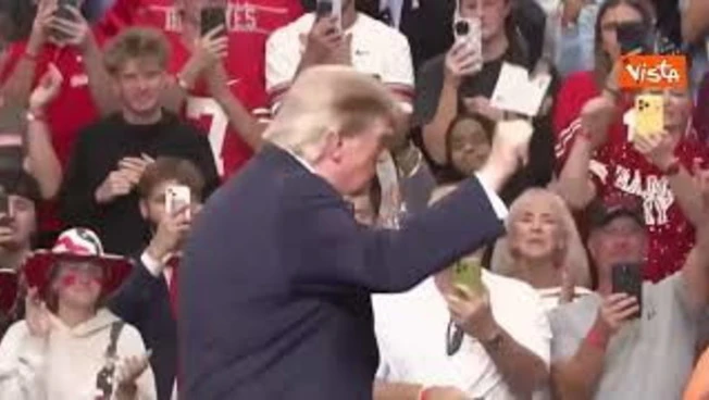Trump balla la Trump Dance sulle note di Ymca al termine di un comizio in Ohio