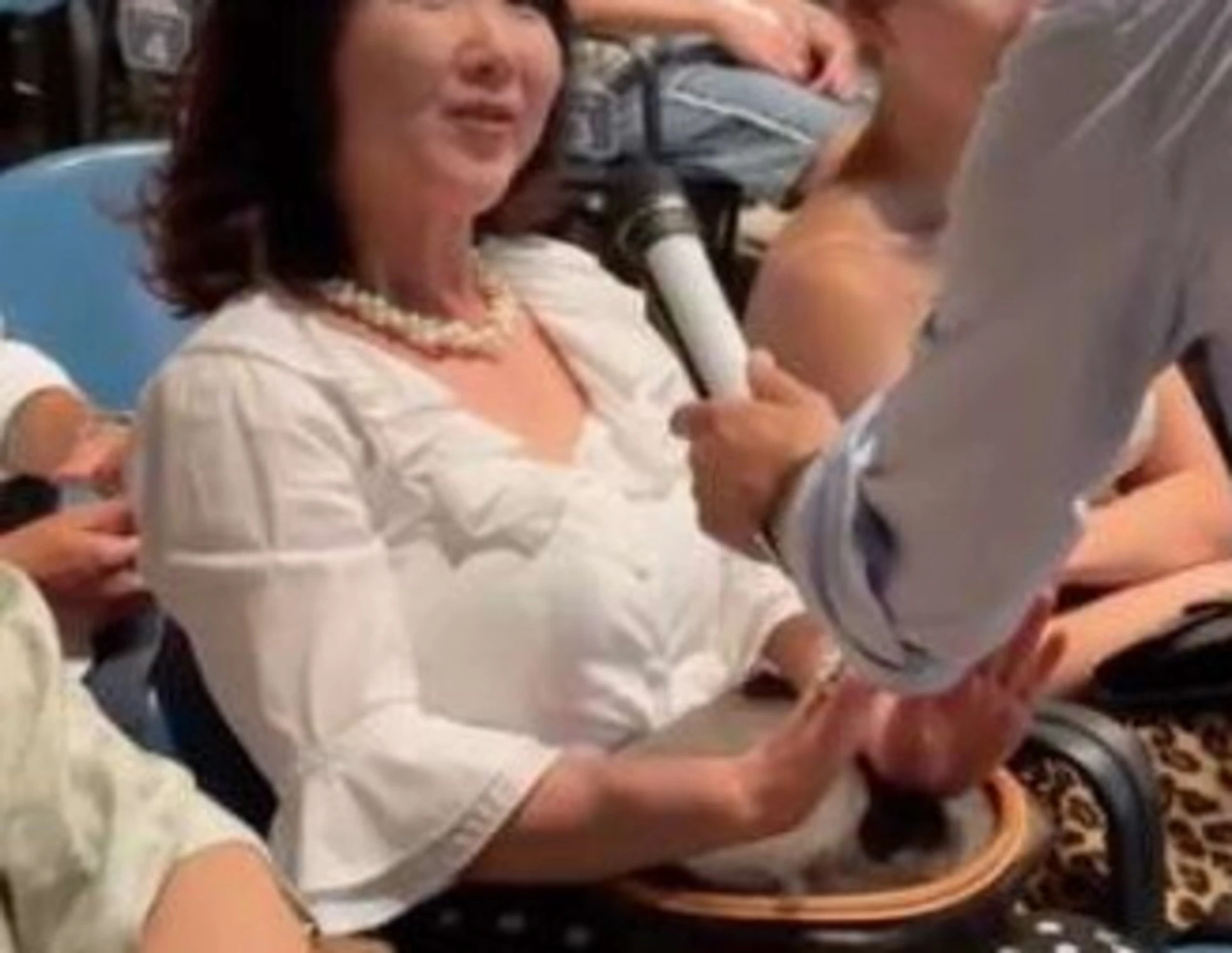 Parenzo, "ho visto una cinese". E lei lo umilia in pubblico