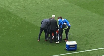 Morte Davide Astori, Carlos Sanchez quasi sviene in campo quando gli danno la notizia