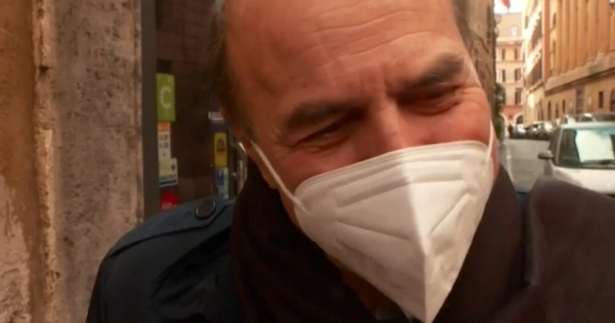 Pierluigi Bersani a PiazzaPulita, un "orgasmo" in collegamento con La7: "Matteo Renzi? Non si trattiene..."