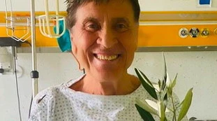 Gianni Morandi in fase di ripresa dopo le ustioni: mostra le mani per la prima volta, ecco la foto