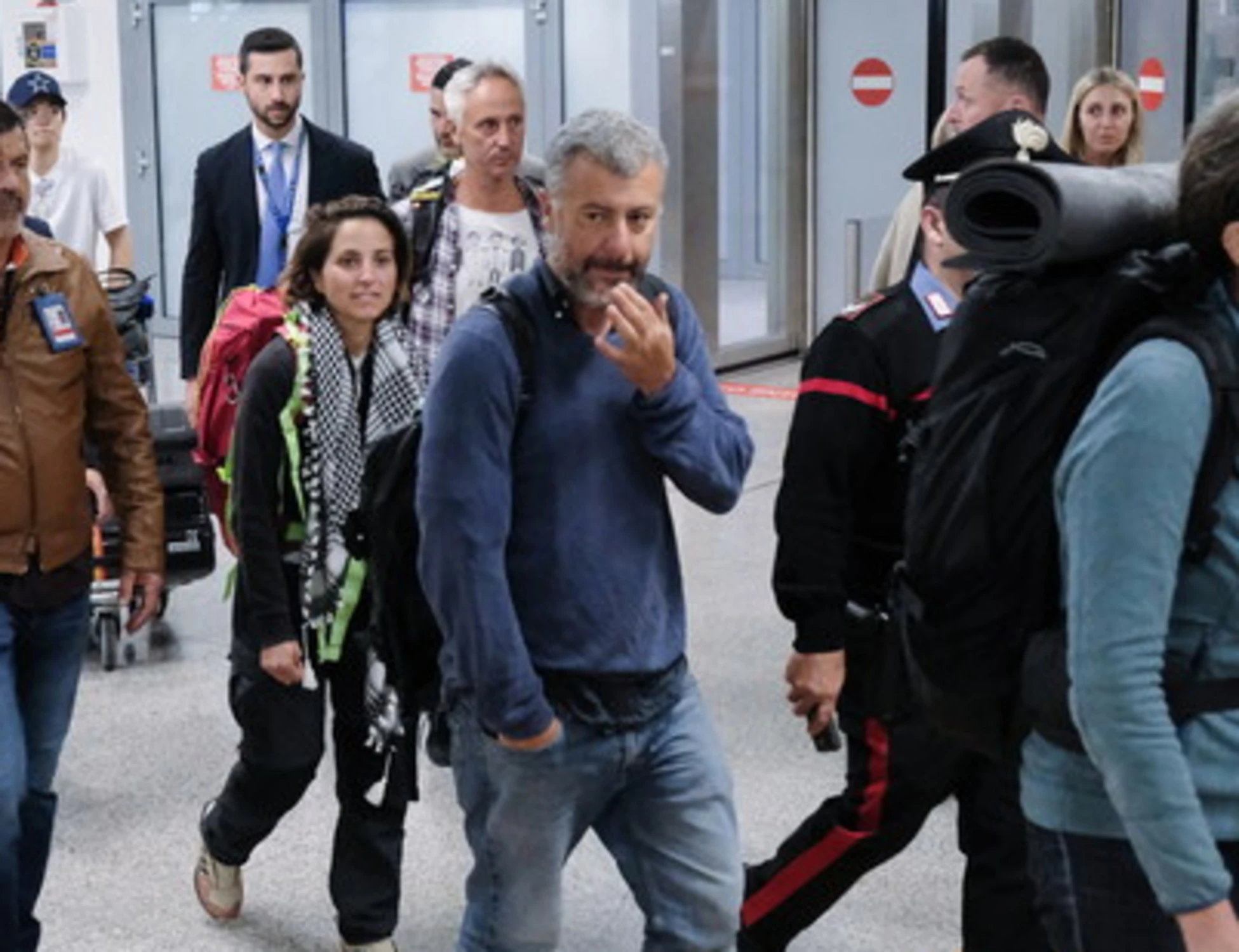 Flotilla, in aereo la rabbia contro i parlamentari italiani: "Ma tornate a nuoto!"