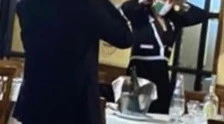 Luigi Di Maio beccato così al ristorante: la foto scatena la polemica