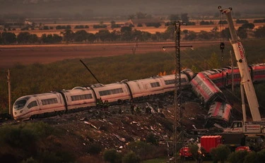 Scontro tra treni in Spagna, si cercano ancora tre italiane disperse