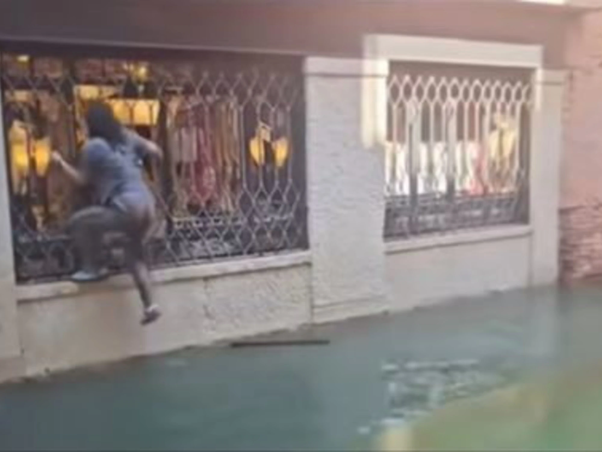 I selfie sulla gondola? Finisce malissimo: cadono in acqua