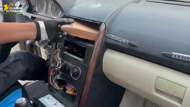 Catania, due chili di cocaina nascosti nel cruscotto dell'auto